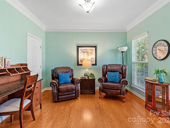 4th image of 3689 English Garden Dr