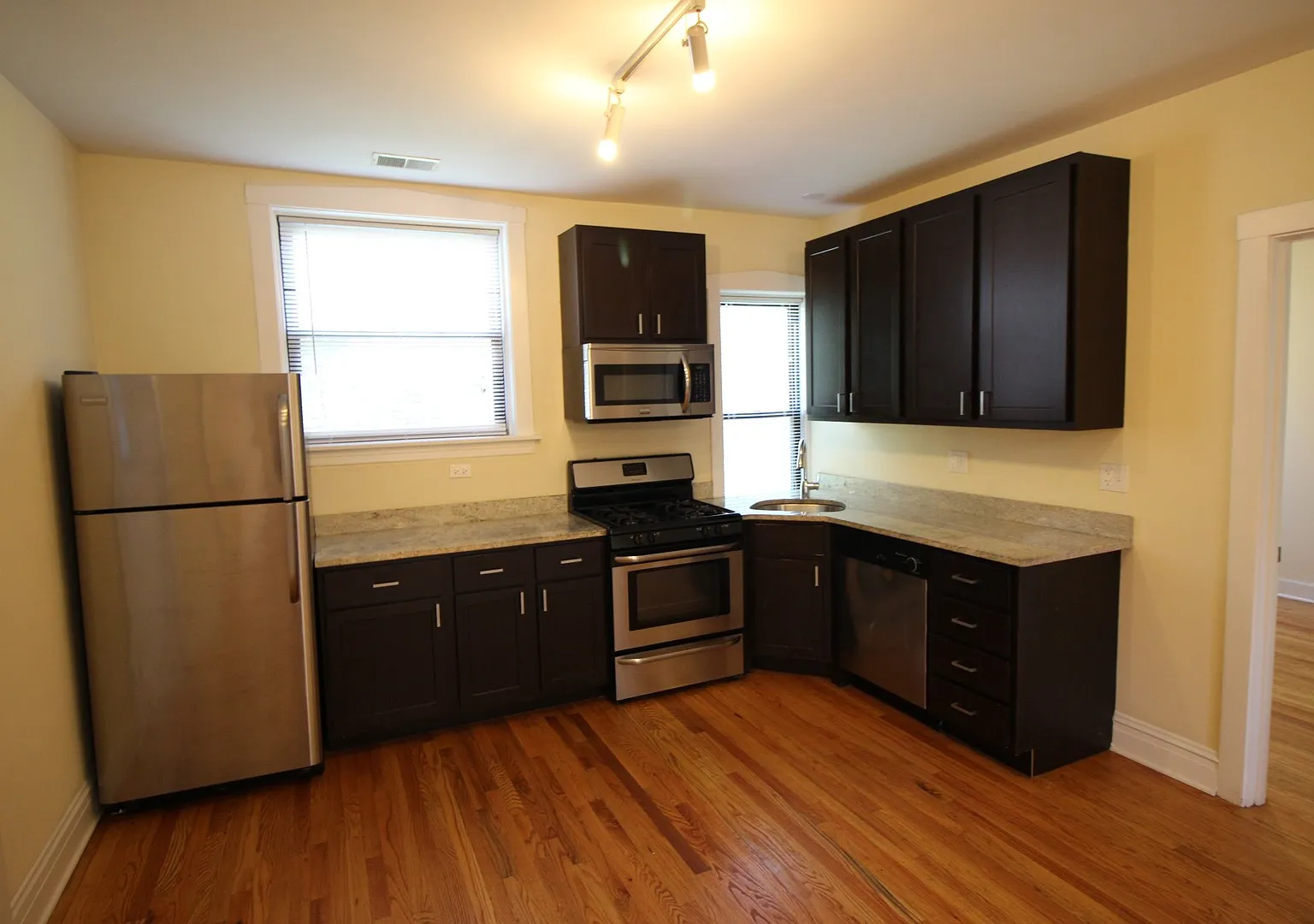 2 bed, 800 sqft, $2,350 — Photo 1