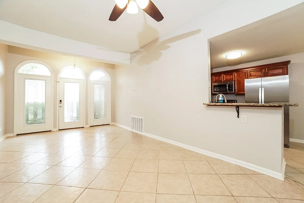 3 bed, 2.0 bath, 1403 sqft, $1,735 — Photo 3
