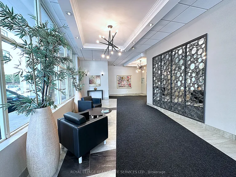 565 Avenue Rd #706 — Photo 2