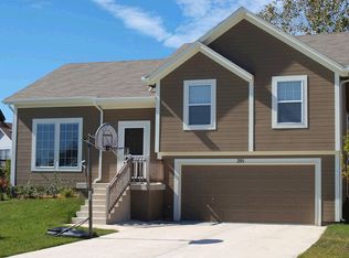 201 W Fountain Cir, Gardner, KS 66030