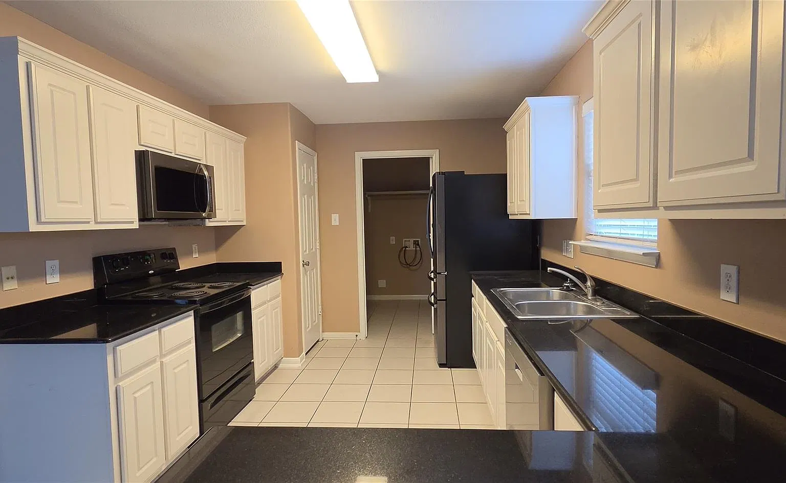 4 bed, 2.5 bath, 1890 sqft, $2,230 — Photo 4