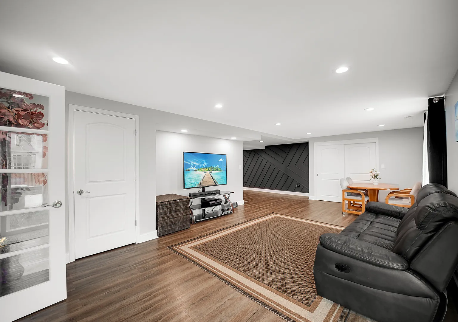 4 bed, 3.5 bath, 3986 sqft, $3,900 — Photo 3