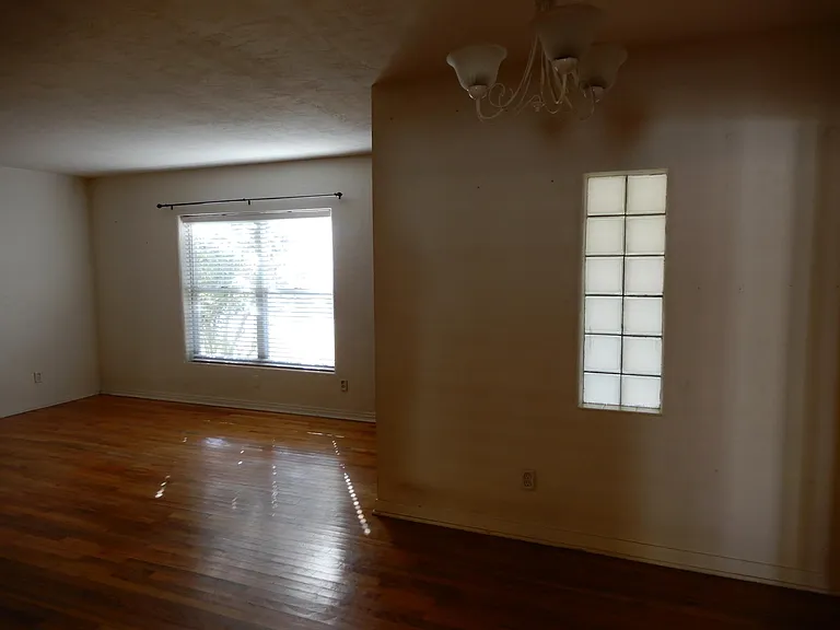 Front entrance room with ceiling recessed lights