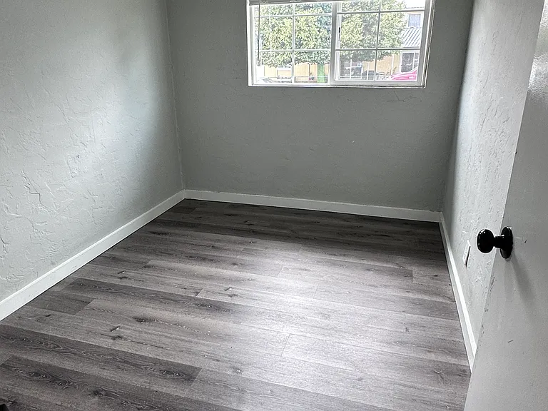 1528 W Irving St #9 — Photo 5