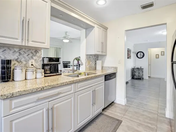 8541 NW 17th Pl, Plantation, FL 33322