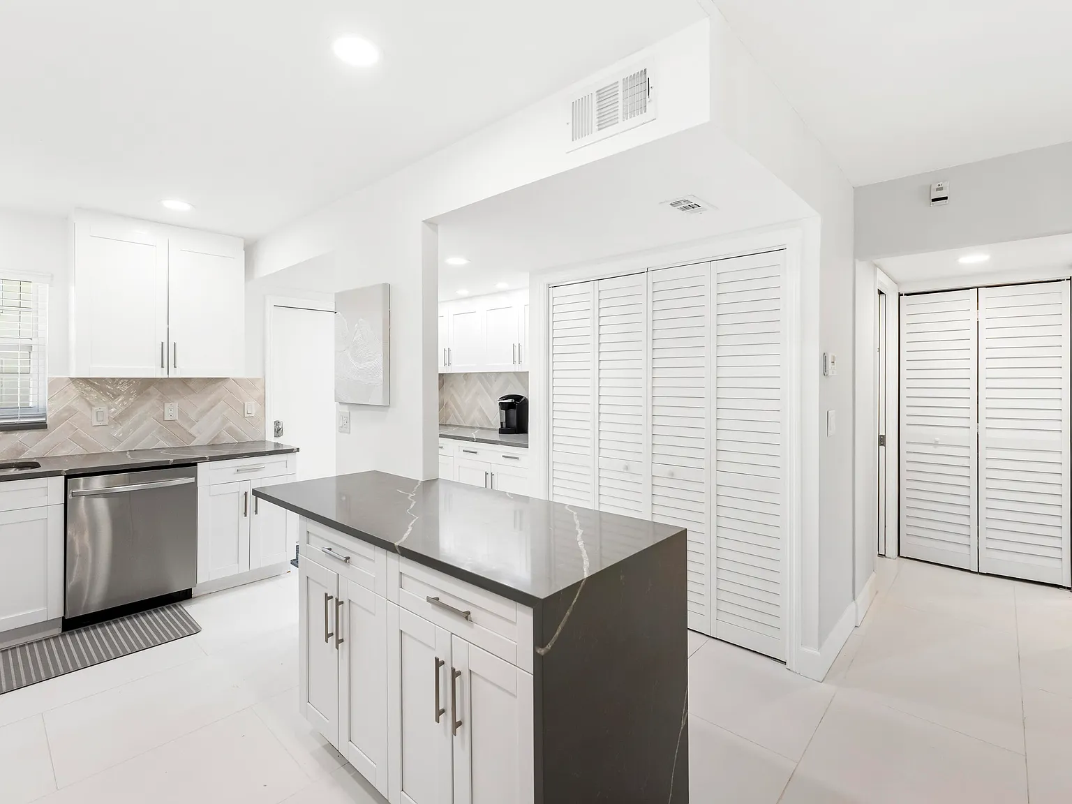 2 bed, 2.0 bath, 1143 sqft, $5,500 — Photo 3
