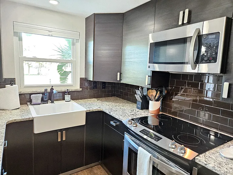713 W Venice Ave — Photo 30