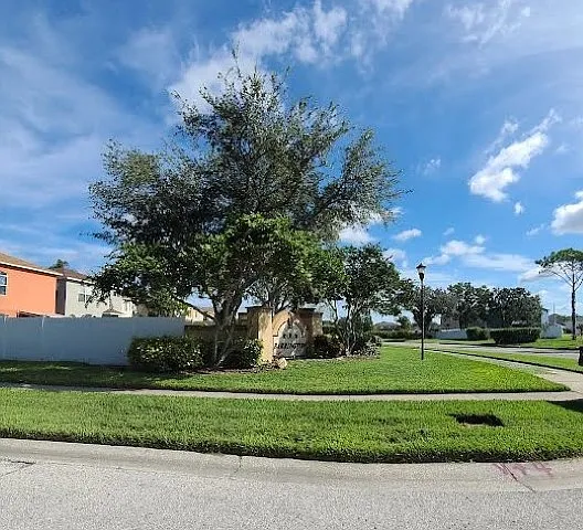 4 Bed/ 2.5 Bath Pond View Home In Tampa — Photo 2