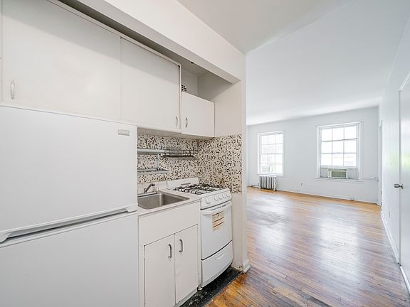 4th image of 305 E 12th St APT 3