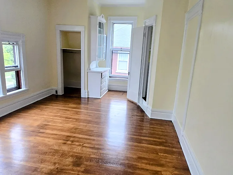 631 E Fulton St #5 — Photo 5