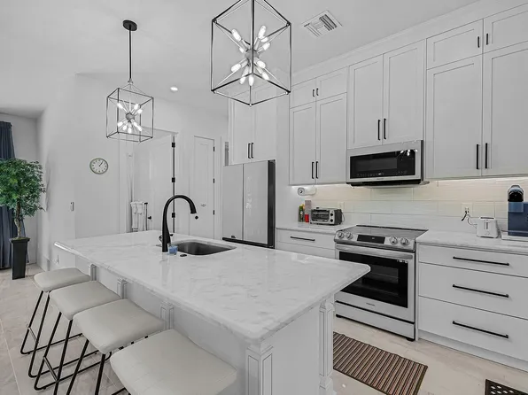 2499 Pine St, Naples, FL 34112