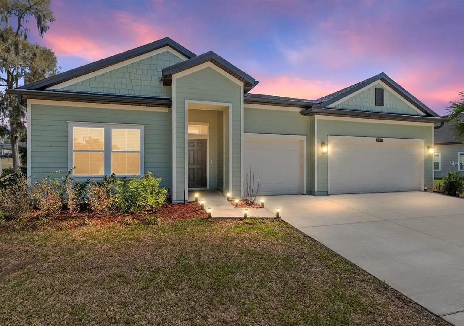 Gorgeous 4/3 with 3 Car Garage — Photo 1