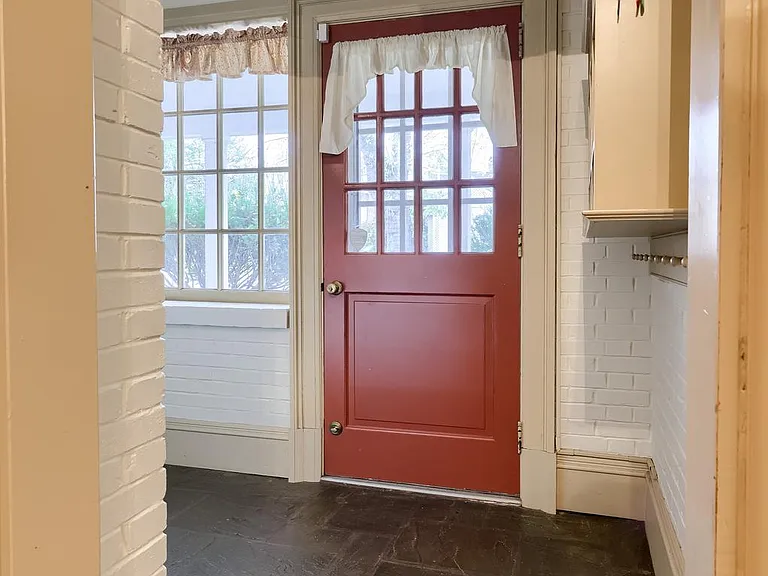 226 E Caracas Ave — Photo 29