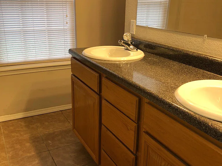 1301 Reavis Xing — Photo 19