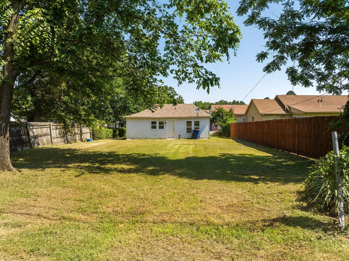 Free Month Rent! Freshly Updated 2 Bedroom House — Photo 4