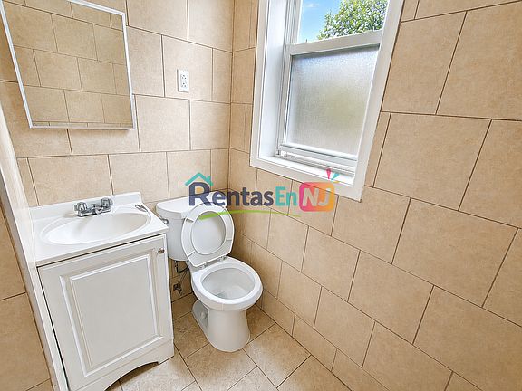 4th image of 76 N 9th St #141