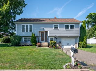 2 Goldfinch Ln, Naugatuck, CT 06770