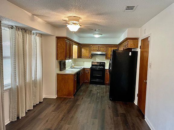 3rd image of 135 Basswood St