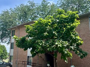 5811 Oakwood Dr APT F, Lisle, IL 60532
