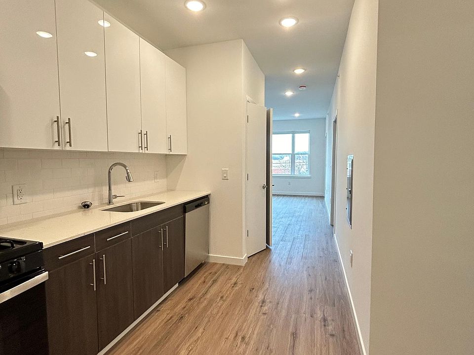 Kitchen

Highgloss upper cabinets for easy cleanup and beautiful dark oak toned lower cabinet for a modern look