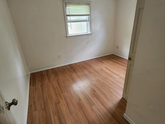 Small bedroom with 1 closet