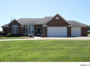 2508 Country Hills Ln, Highland, IL 62249