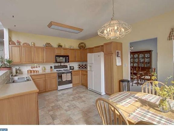 5th image of 313 S Ingram Ct