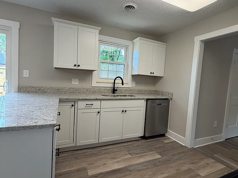 5912 Wooded Acres Dr — Photo 2