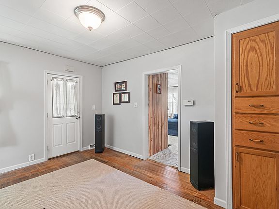 3rd image of 705 S Spring St
