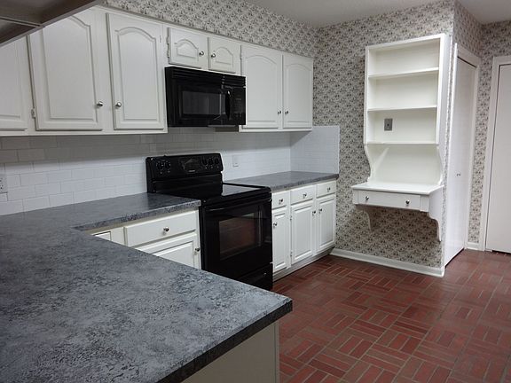 3rd image of 687 Lakewood Dr