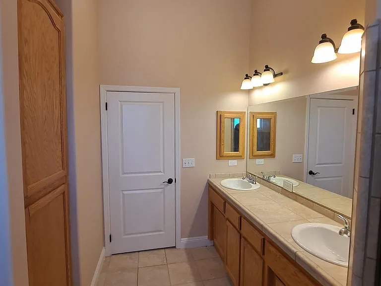 10601 Sheridan St — Photo 13