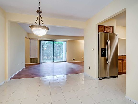 2nd image of 51 Cambridge Dr W