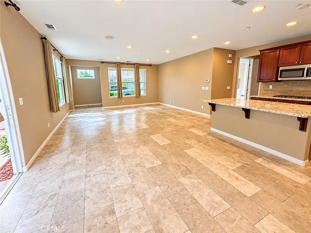 3 bed, 2.5 bath, 1971 sqft, $5,000 — Photo 3