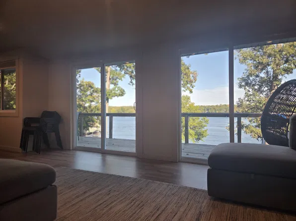 125 Lakeshore Dr S, Goreville, IL 62939