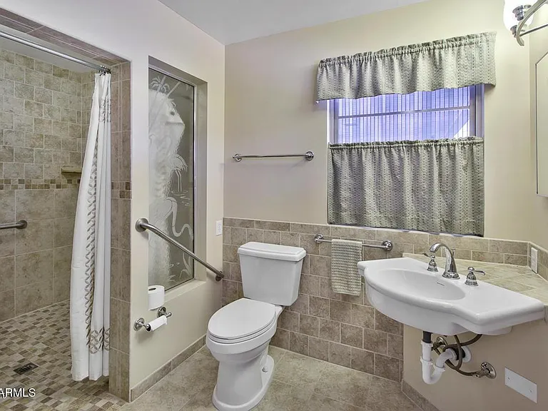 375 S Buena Vista Ave — Photo 3