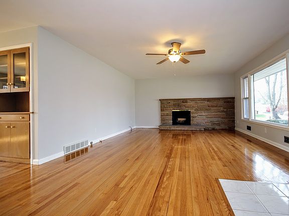 2nd image of 1202 Woodridge Dr