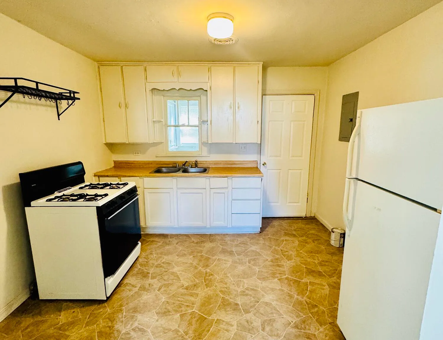 3 bed, 1.0 bath, 1013 sqft, $950 — Photo 4