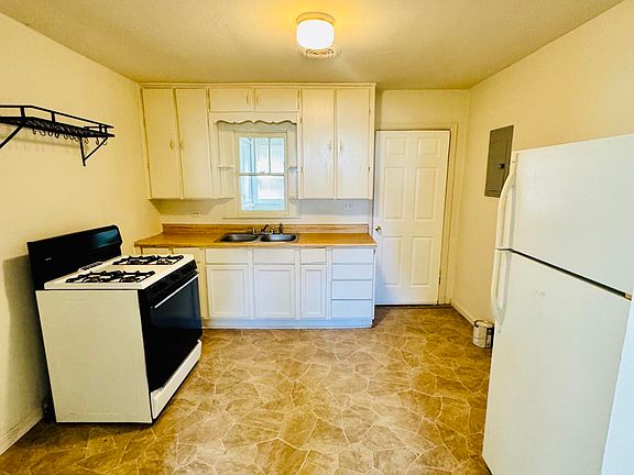 4th image of 3040 E 9th St