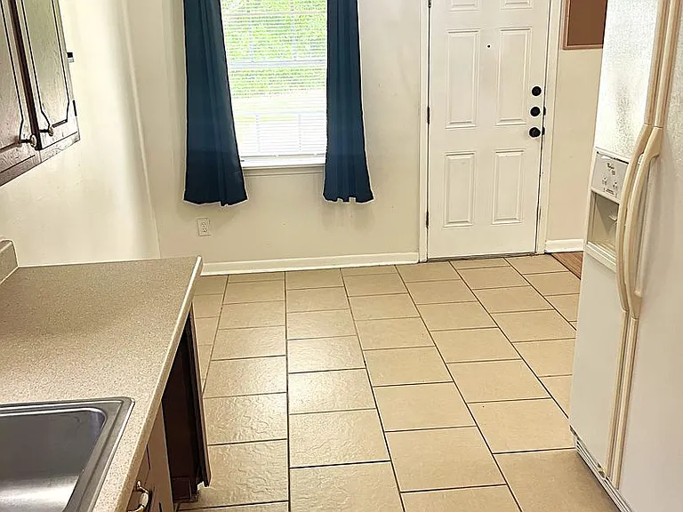560 Beverly Dr — Photo 8