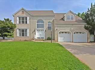 11 Cardinal Way, Raritan, NJ 08869