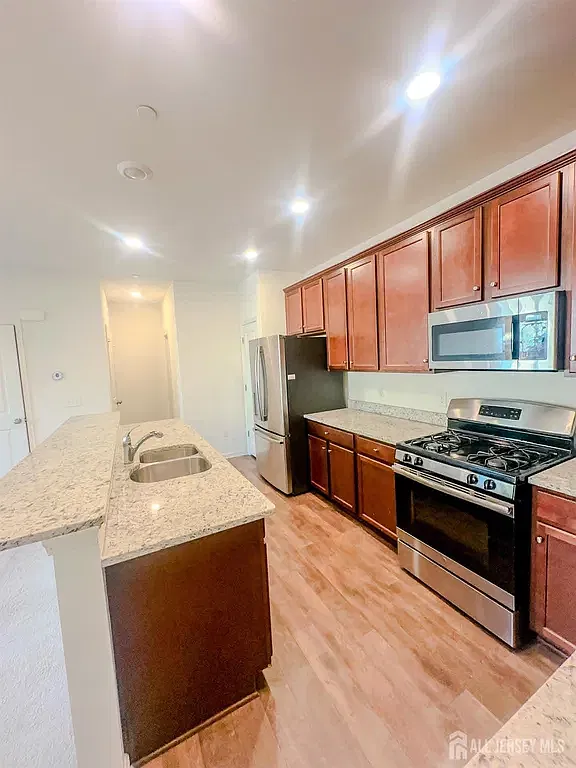 3 bed, 1933 sqft, $3,300 — Photo 1