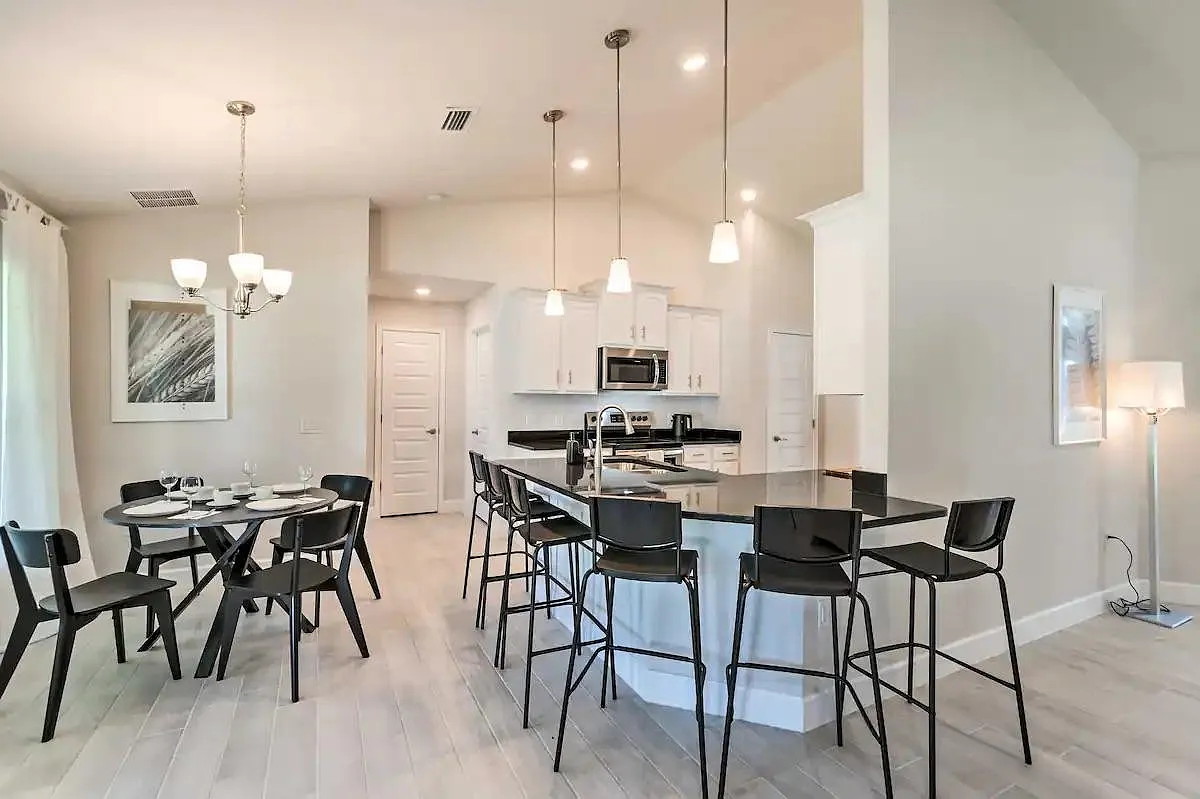 4 bed, 2180 sqft, $2,850 — Photo 2