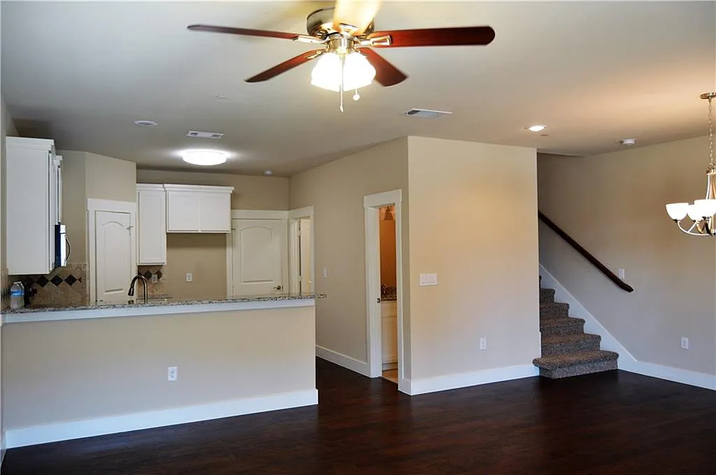 3 bed, 1861 sqft, $2,295 — Photo 3