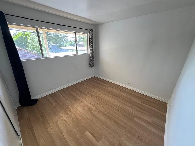 592 N Wilson Ave #7 — Photo 6
