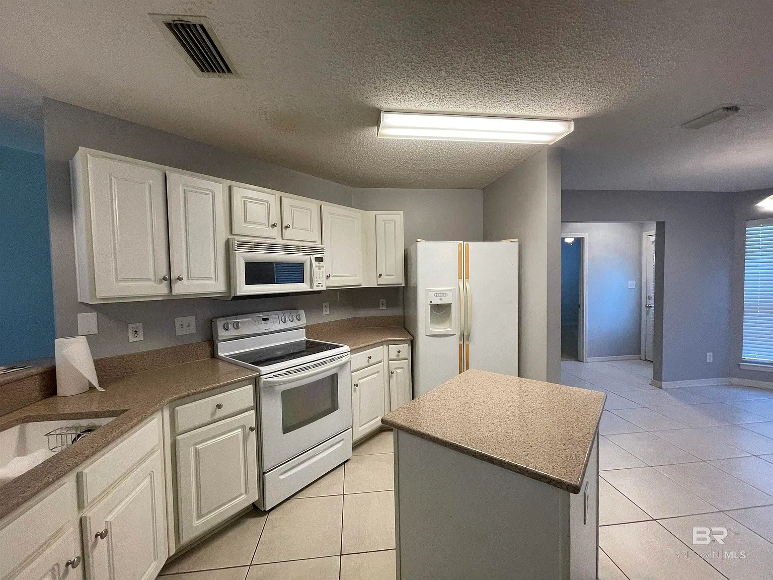4 bed, 2.0 bath, 2004 sqft, $1,895 — Photo 4