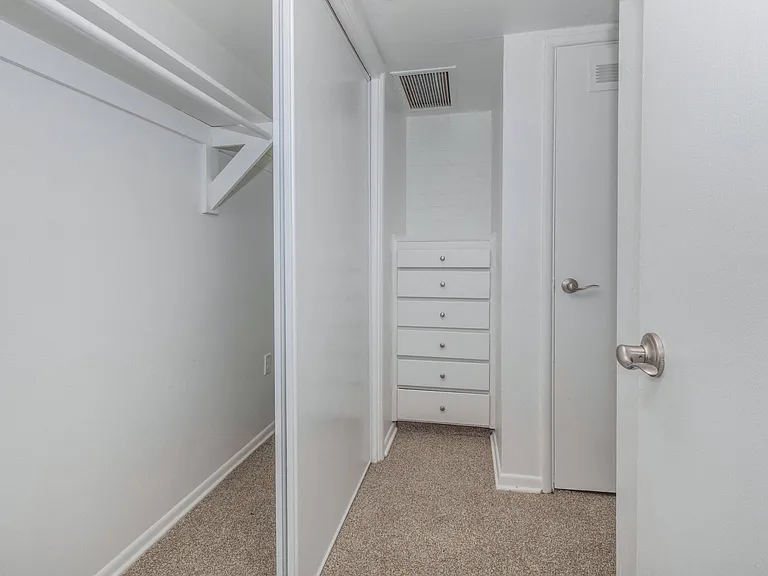 Country Club Apartments — Photo 5