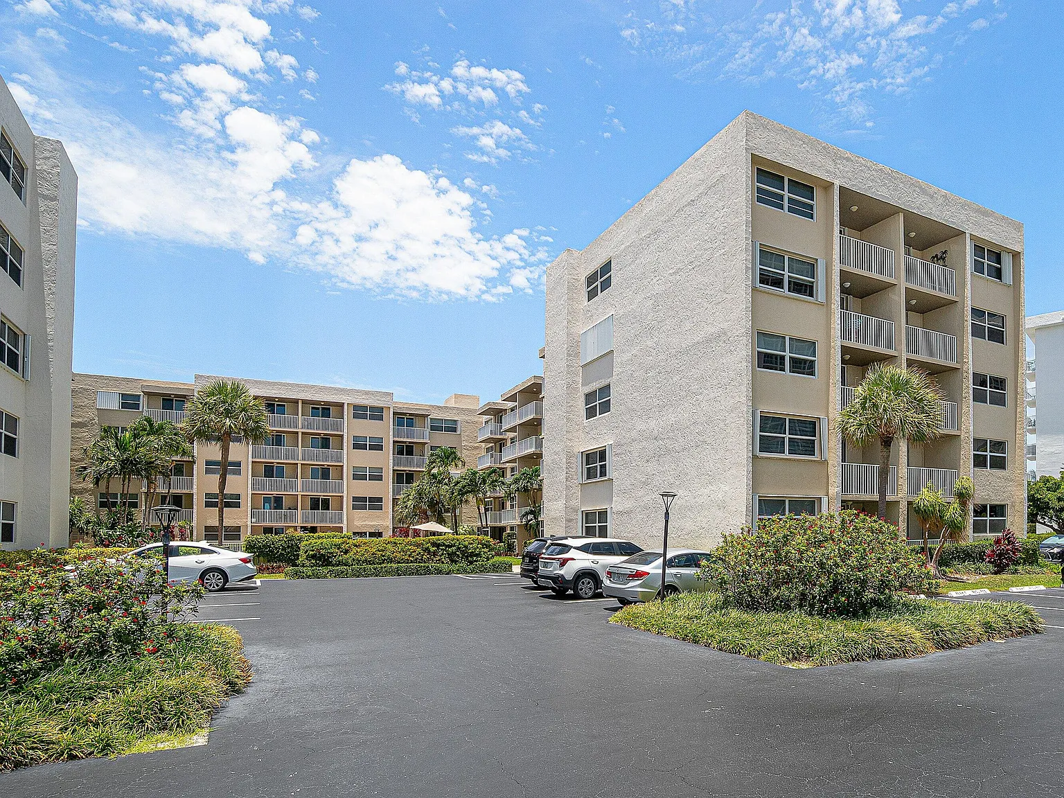 2 bed, 2.0 bath, 999 sqft, $3,300 — Photo 2