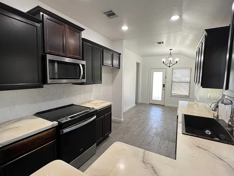 205 Elm Grv — Photo 5