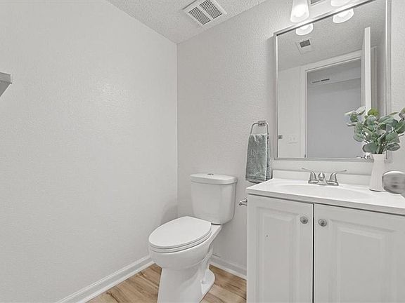 4th image of 102 NE Sunshine St APT B